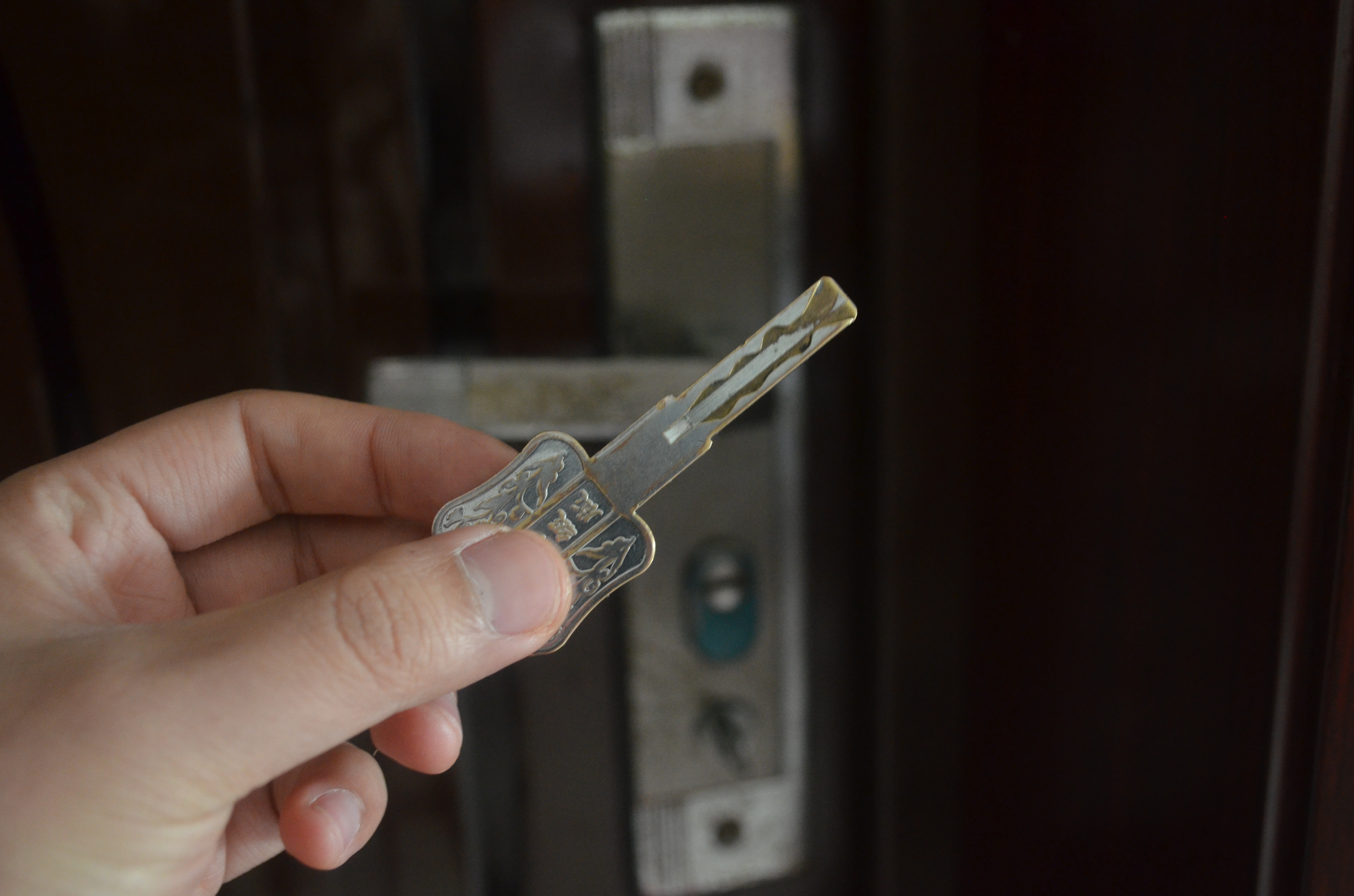 门把手上挂一个钥匙有什么用,在门外藏钥匙的小妙招