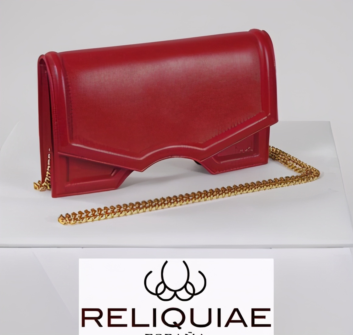 莱后这次让人眼前一亮啊！红毛衣配千鸟格裙，纯白大衣霸气披上肩