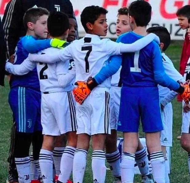 c罗带儿子看比赛,C罗带儿子看拳击赛