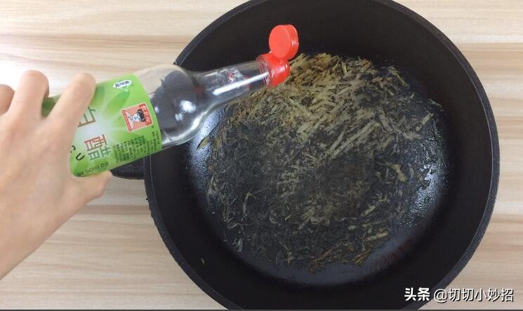 铁锅煮东西老是糊锅底,铁锅又粘锅了咋办