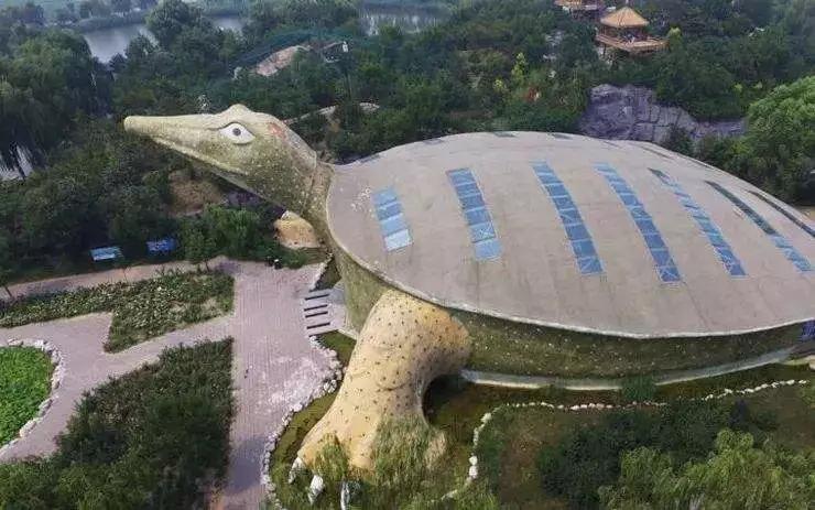 从荆州关公到贵州女神：中国建筑为啥越建越大、越建越土？