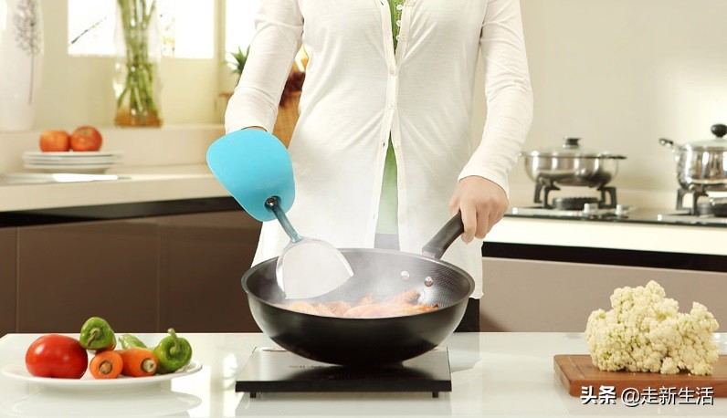 避免炒菜时油花四溅,做菜怕被油溅到