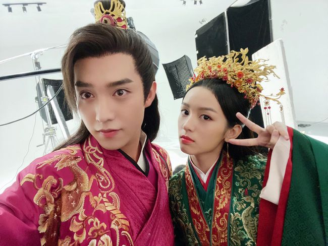 周也和其他女演员同框,周也出道前照片黑衣