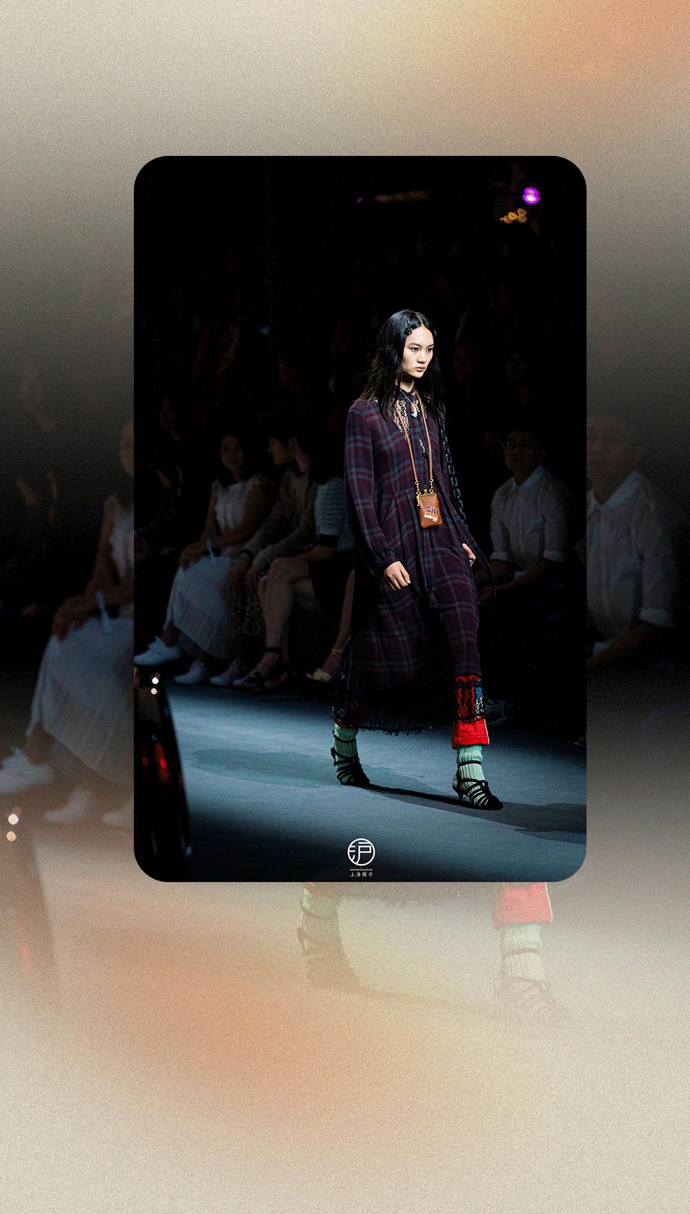 坐在车里看露天电影,坐在车里看电影也是一种享受