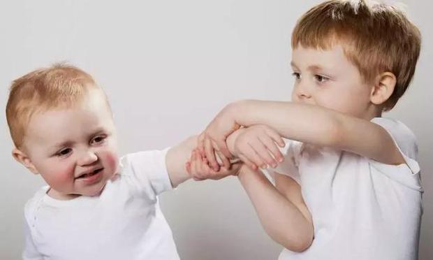 孩子被同桌欺负需要换同桌吗,孩子被同学欺负高情商妈妈这样做