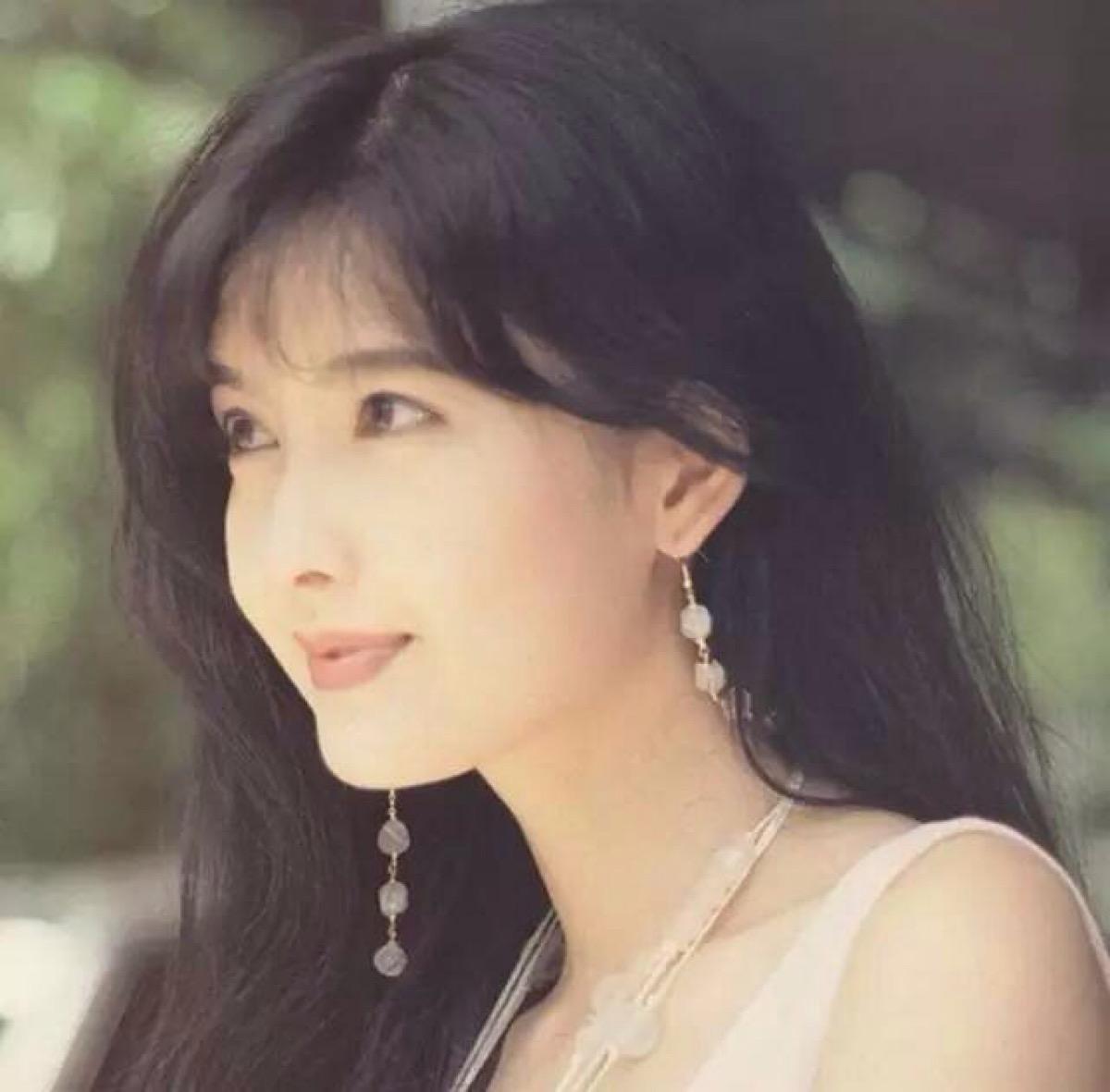 周慧敏三代人的不老女神,周慧敏冻龄女神