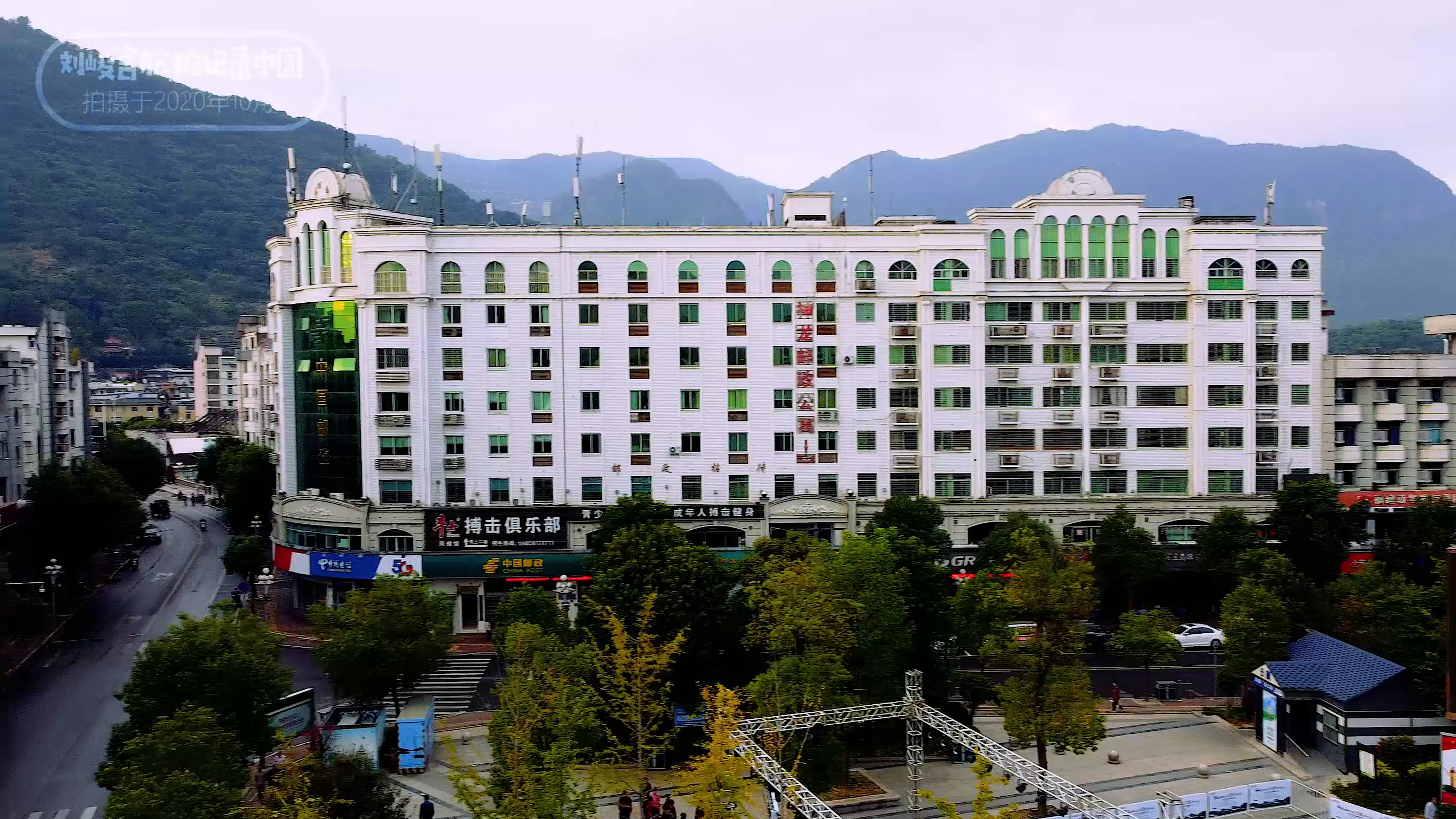 罗源这个小区的面积比城市还要大海景及高铁傍身却依旧空空荡荡