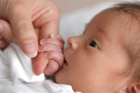 100天的宝宝抓握还是不好怎么办,宝宝不能自主接觉怎么办
