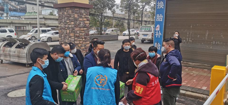 清镇市：行走的“蓝衣”青年助力防“疫”后勤保障