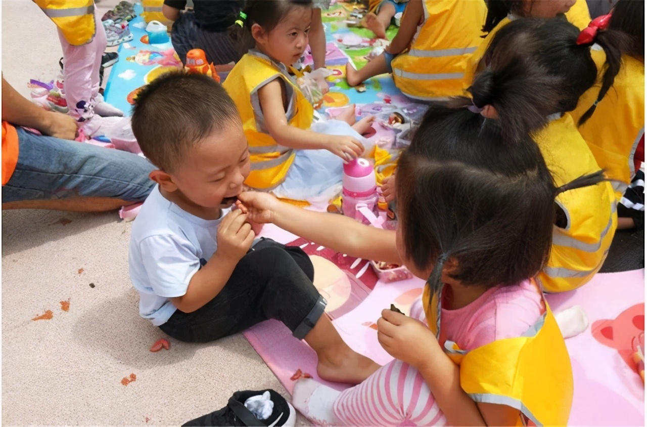 孩子在家玩扭扭车时被爸爸抢走,小孩扭扭车被抢