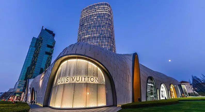他是LV*用御**设计师，打造了五座LV旗舰店，用的竟是……