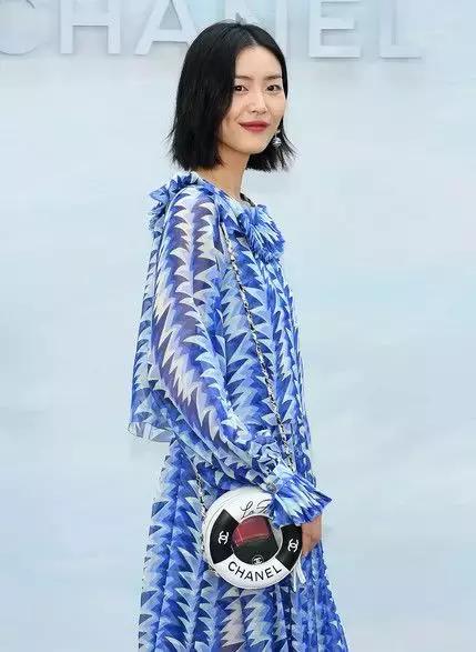 刘雯今年最流行的包,刘雯同款包时尚潮流大牌大容量