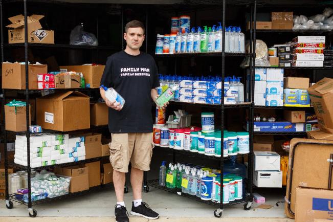 美国空军退役军人囤1万多瓶手消毒剂，准备卖高价，遭网站封号