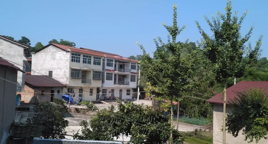 八九十年代的老瓦房,长年无人居住,确权登记时户主该写谁的名字