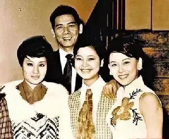 侯佩岑的所有恋情,侯佩岑的妈妈和她老公十指紧扣