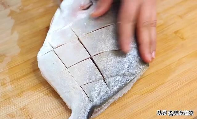 清蒸鲳鱼怎么做法比较好吃,清蒸五彩鲳鱼的做法和步骤
