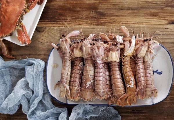 夏天海鲜皮皮虾吃起来快速剥壳,怎么吃皮皮虾才能剥出完整的壳