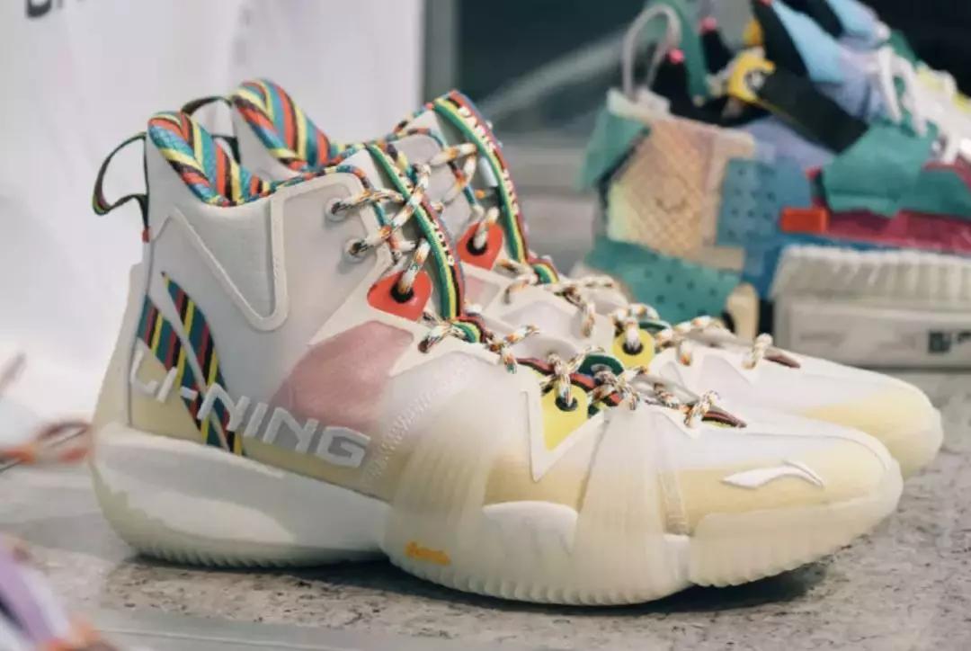 李宁新品惊喜多！韦德8闪电侄子+CJ新装备+联名头盔、耳机曝光