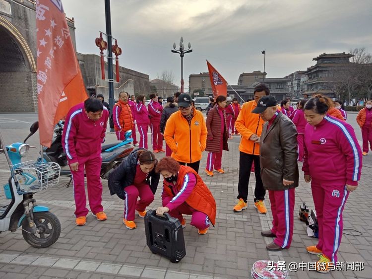 海州体育馆一路同行健步队,连云港微马海州健步队