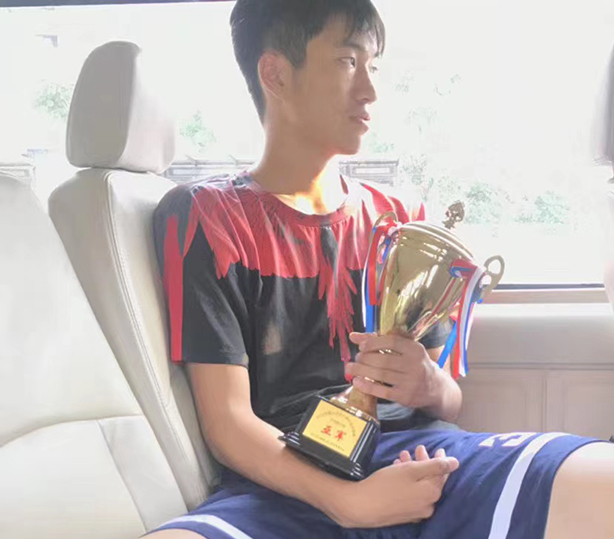 温暖有光的篮球队长——何睿君