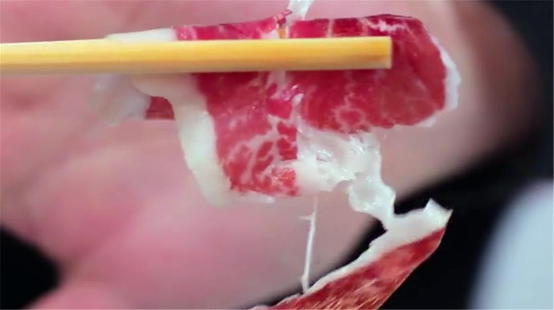 小哥试吃世界上最贵的火腿，一口下去就好几百，这价格堪比房价