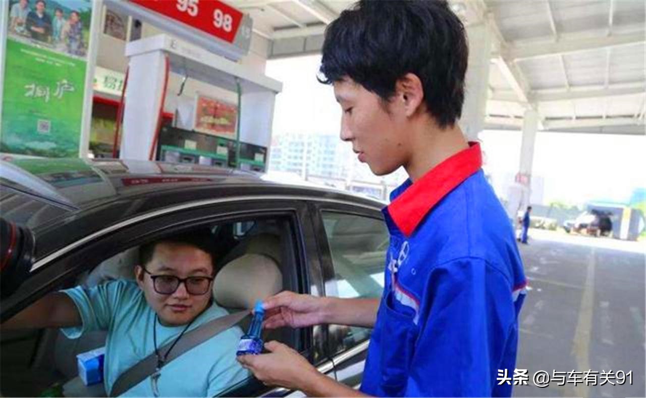 加油站说油箱气压高建议加燃油宝,被加油站忽悠买的燃油宝有害吗