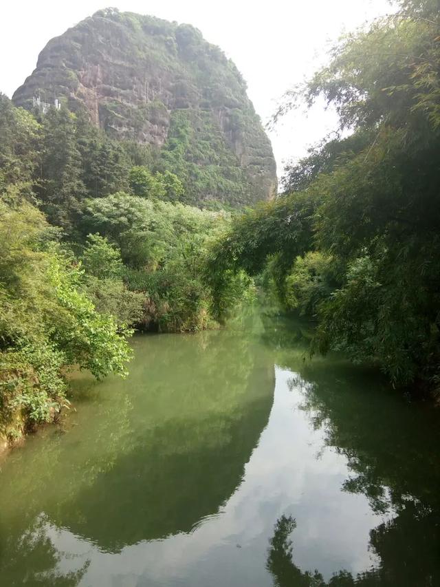 一个让人流连忘返的地方,山清水秀,只需要坐在河边发呆就行。