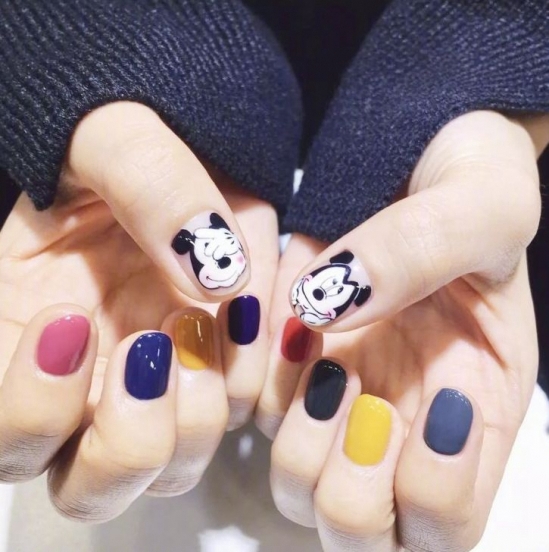 美甲什么颜色显白更气质,渐变色显手白的美甲款式图片