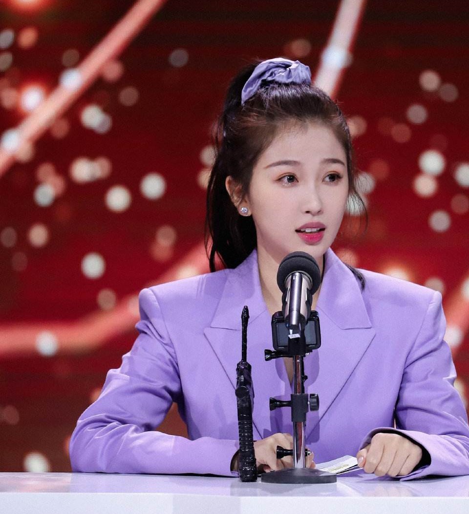 虞书欣纯欲风穿搭,虞书欣新造型粉色衣服头发怎么弄