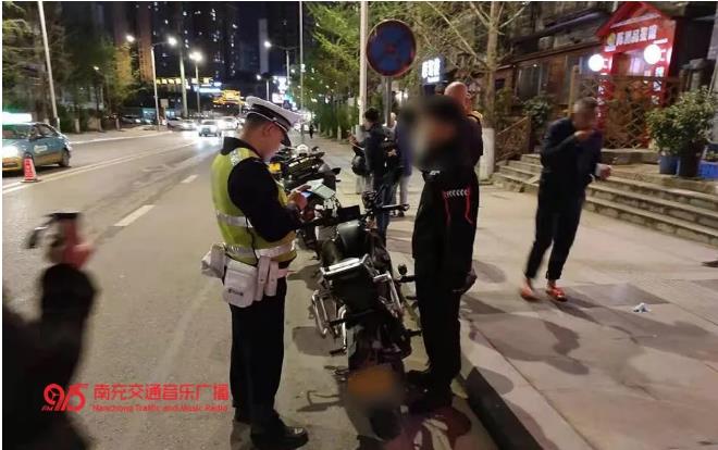 赛摩飙车遇到警察视频,赛摩车炸街事件