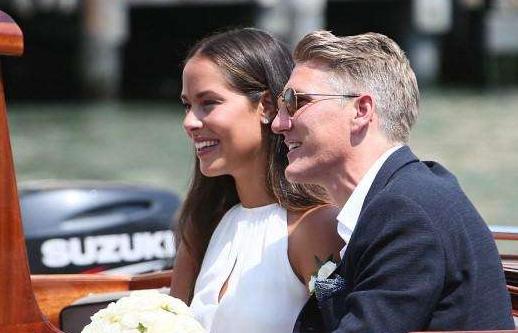 足球圈也有一只小猪，但他很乖。