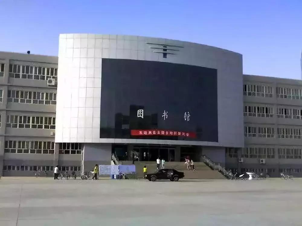 塔里木大学新疆的沙漠学府,塔里木大学周围的沙漠