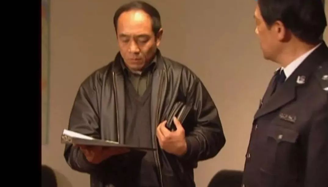 中国男人挎包,男人夹包过时了吗