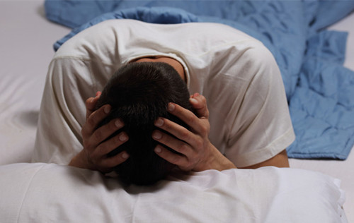 晚上睡觉经常磨牙，是不是睡觉姿势不正确？告诉你解决办法