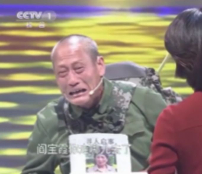 上海一男子持刀砍人，民警开枪击伤并送医【三分钟法治新闻全知道】