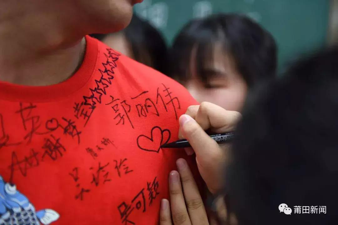 考完啦！莆田考场外上演“00”后深情告白！这些场景都太美~~