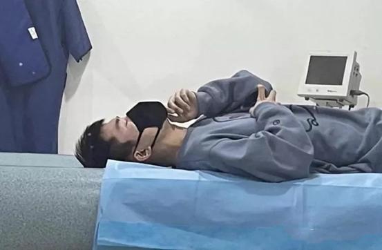 易烊千玺长津湖受伤不能跳舞了吗,易烊千玺长津湖受伤脸部特写