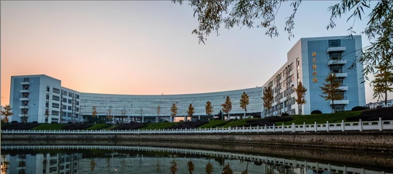 武汉大学和华中科技大学，985高校，实力依旧强，考上不简单