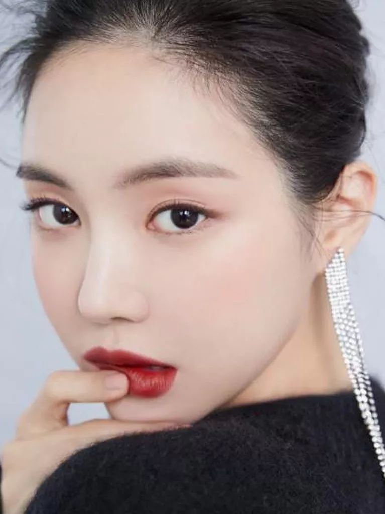 那些总说圆脸土的人，真的能闭嘴了！Lisa和Jennie哪里土？