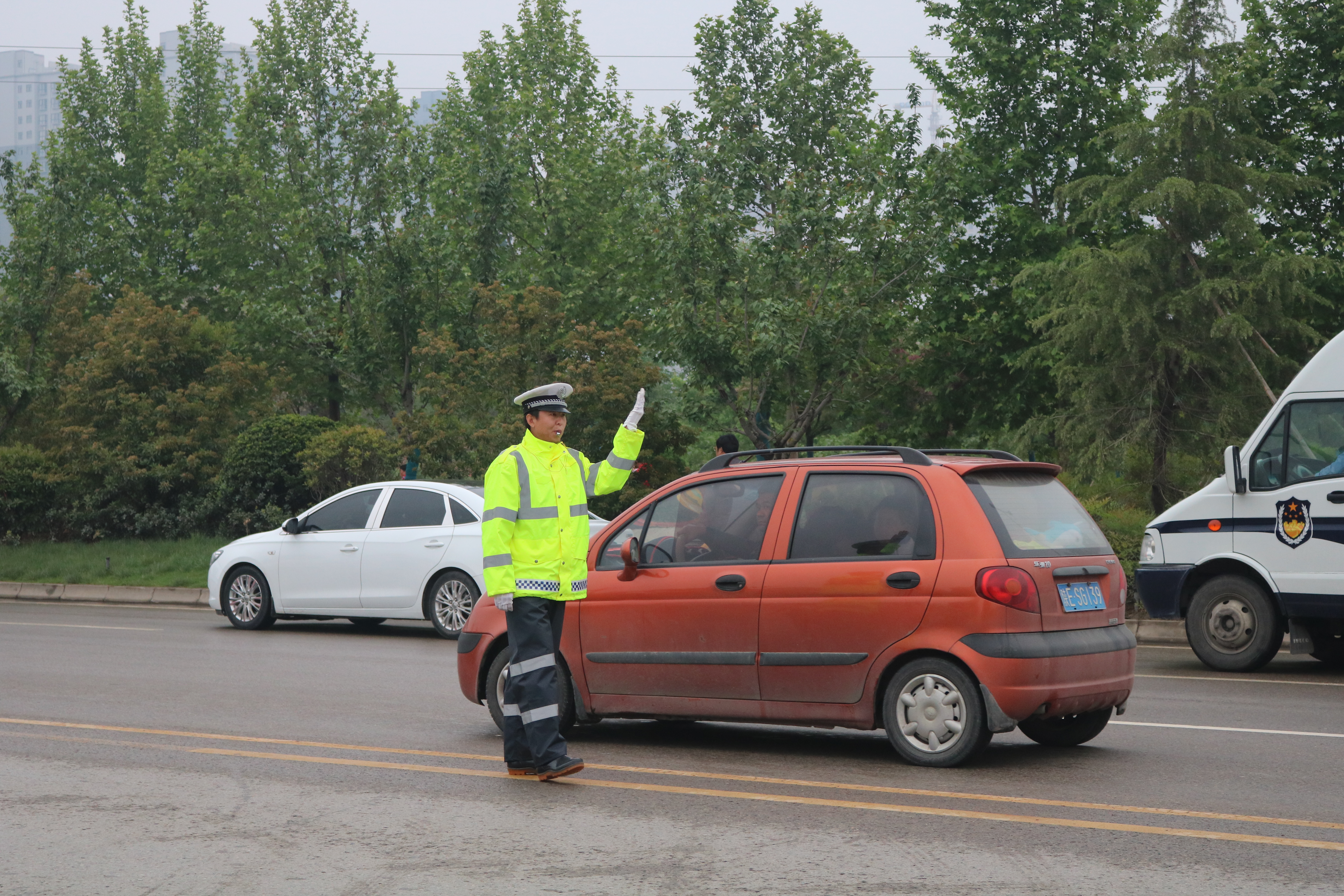 雨中作战，高新交警大队保障足球赛顺利进行
