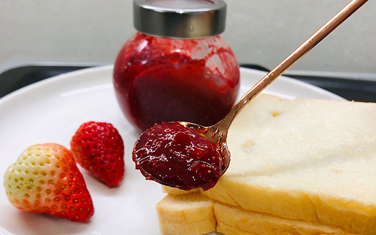 300克草莓用多少克糖制作草莓酱,草莓酱制作教程500克草莓加多少水