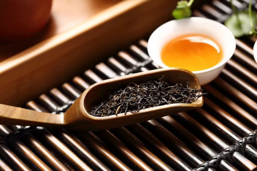 半盏清茶一杯浊酒解烦忧,半盏清茶一壶烈酒解忧愁