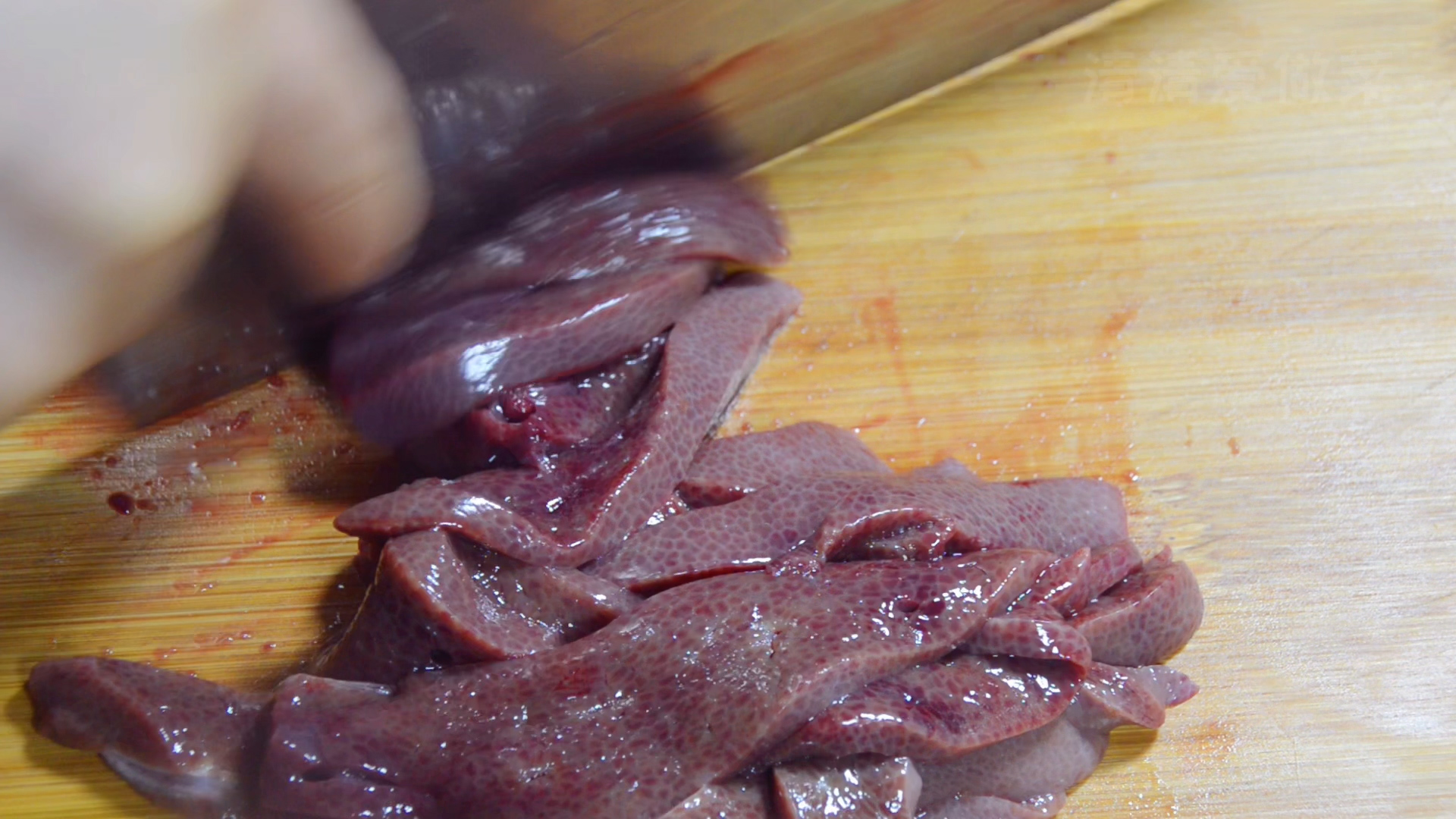 猪肝只用水洗就错了，等于吃毒素，50万大厨教你一招，毒素全跑光