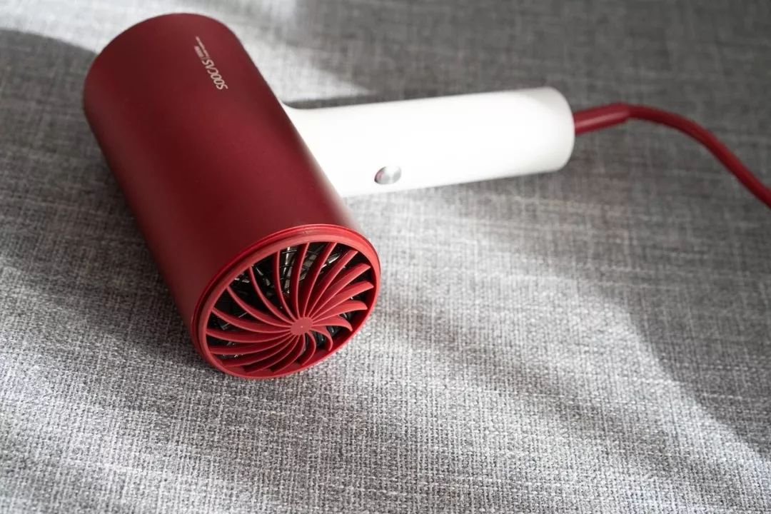 邀李佳琦带货，与梵高联名，吹风机行业爆发“三国演义”