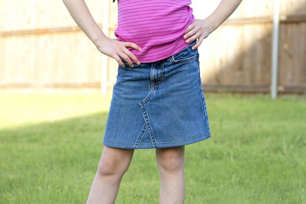 把一条闲置的牛仔裤改造成牛仔短裙，只要学会这个方法，轻松制作