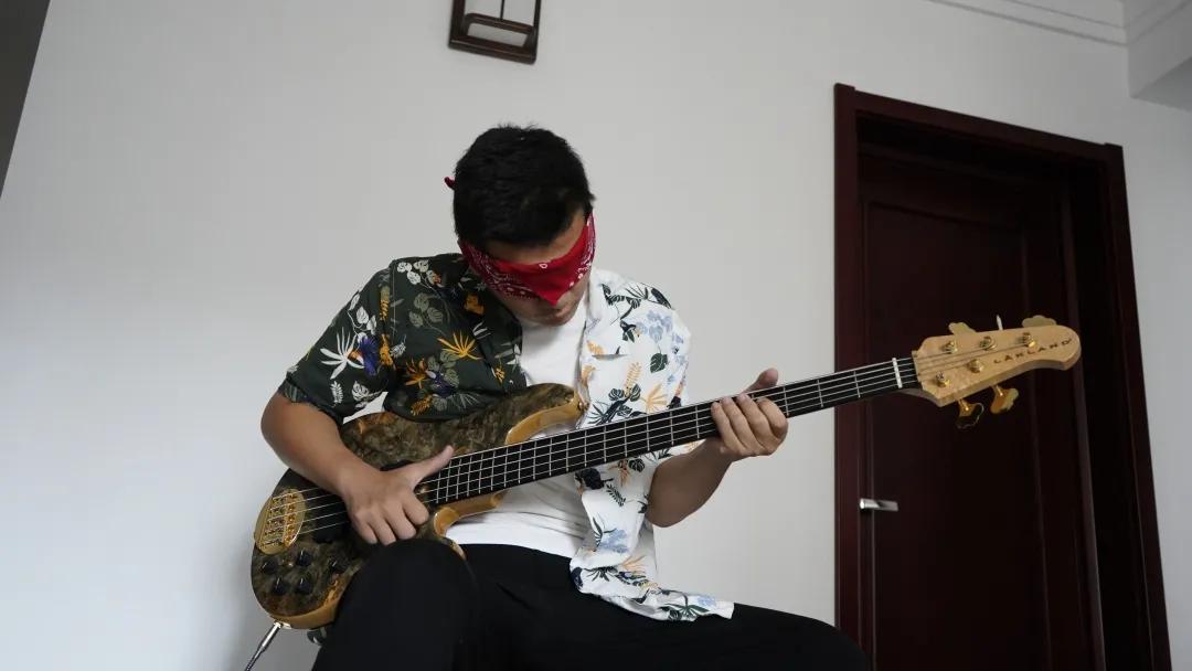 贝斯少年的逆袭路：曾被焦虑困扰曾是乐队配角