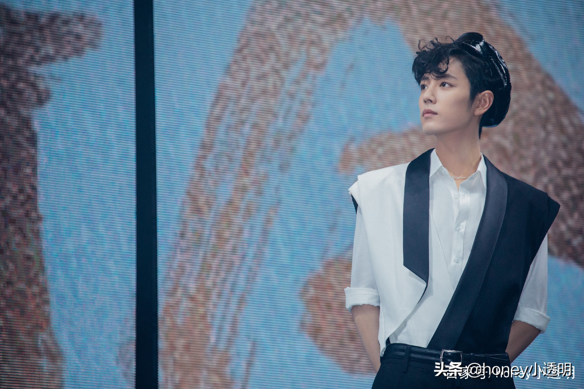 肖战“登”世界第一高楼！品牌斥资跨国直播，网友全程观看被震撼