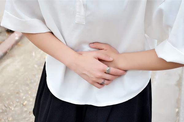 女孩裤子上老是黄黄的,女孩子裤子黄黄的怎么办