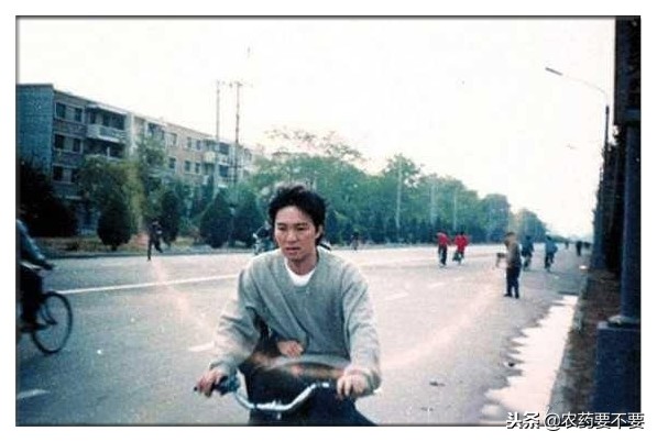 坐在星爷车后座的是谁,周星驰自行车后座到底是谁