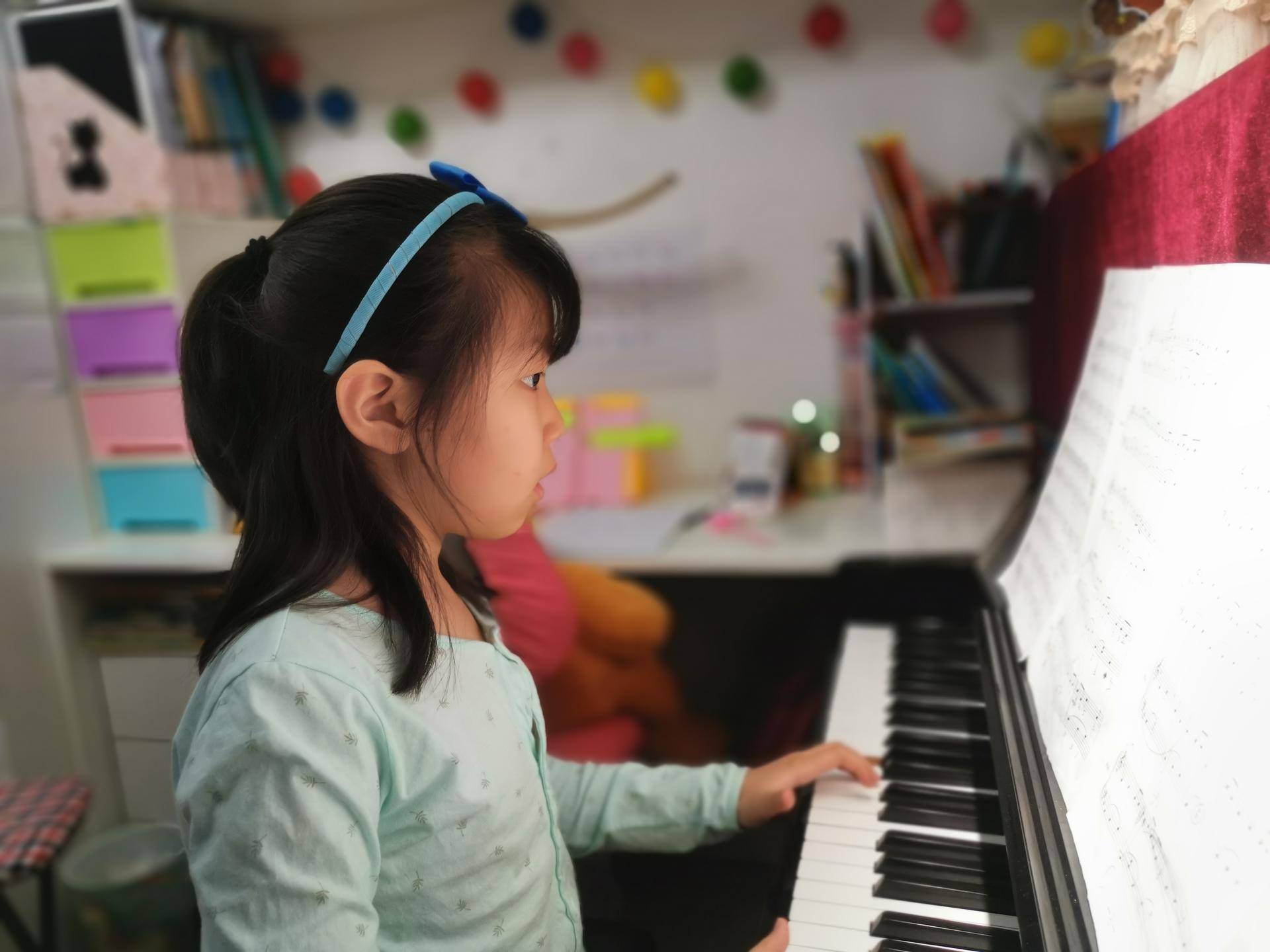 练习钢琴光线不足会伤眼，实测“明基专业钢琴灯”